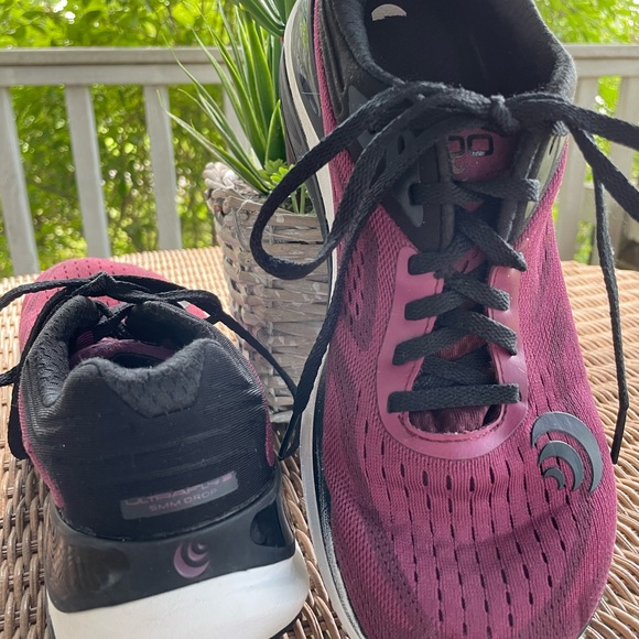 Topo burgundy athletic shoes - Picture 2 of 9